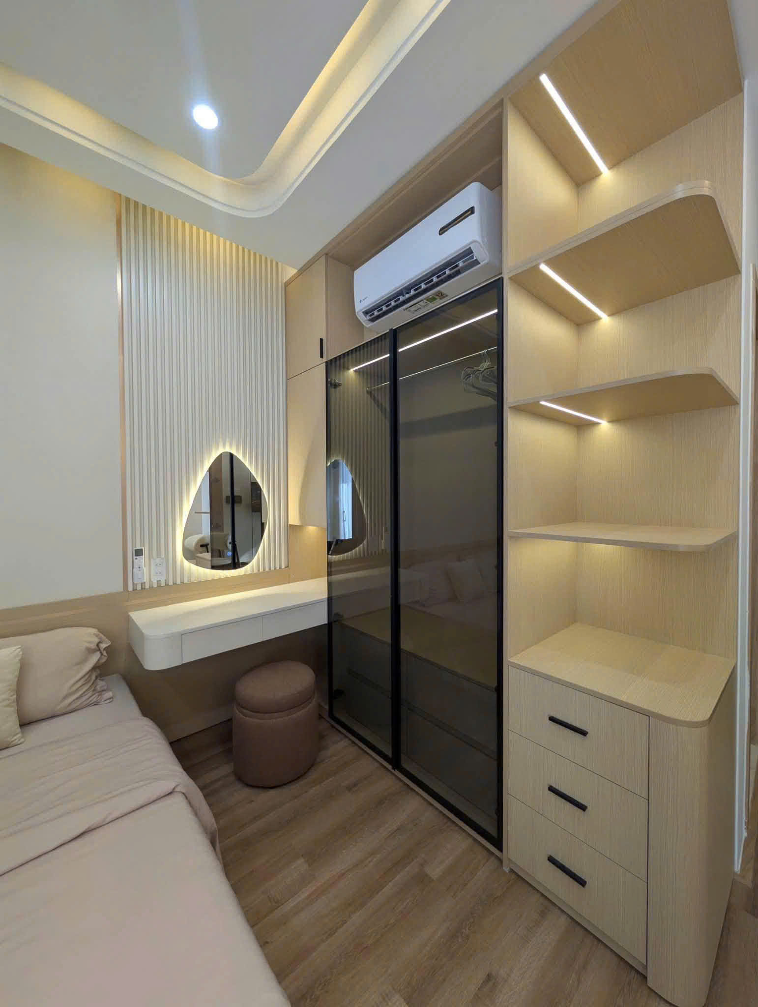 Tủ đồ và bàn trang điểm