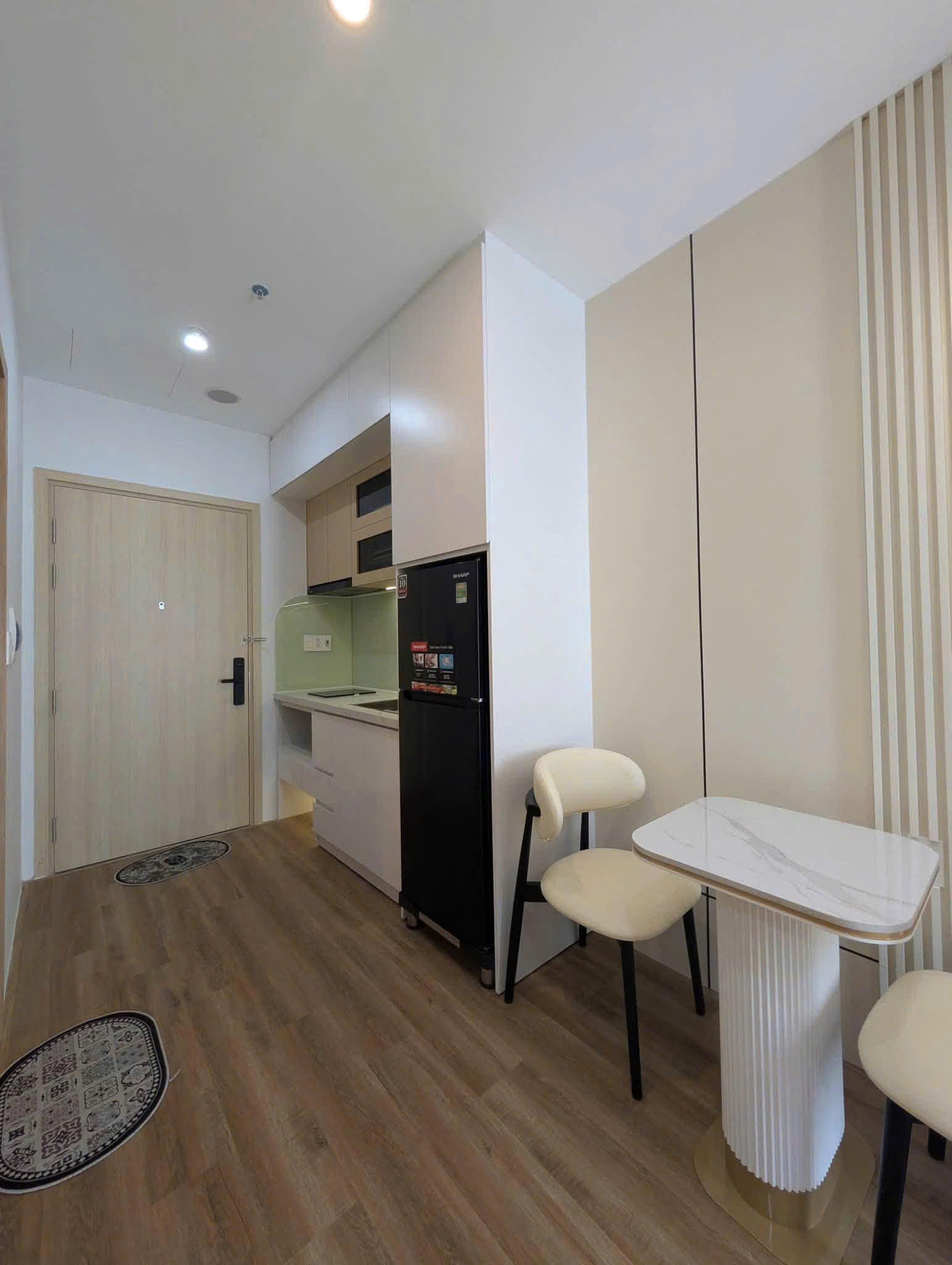 Bàn ăn và lối vào khu bếp
